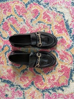 (NEVER WORN) Women’s Size 7 American Eagle Black Loafers With Gold Detail